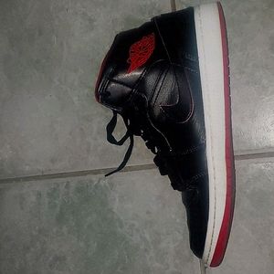 Jordan 1 Retro Mid Black Red White
